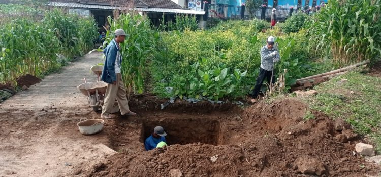 Pengembangan Sumur Resapan SPPQT Temanggung Sejumlah tukang tengah mengerjakan unit sumur resapan yang dikembangkan SPPQT bersama mitra di Kawasan Bulu, Temanggung